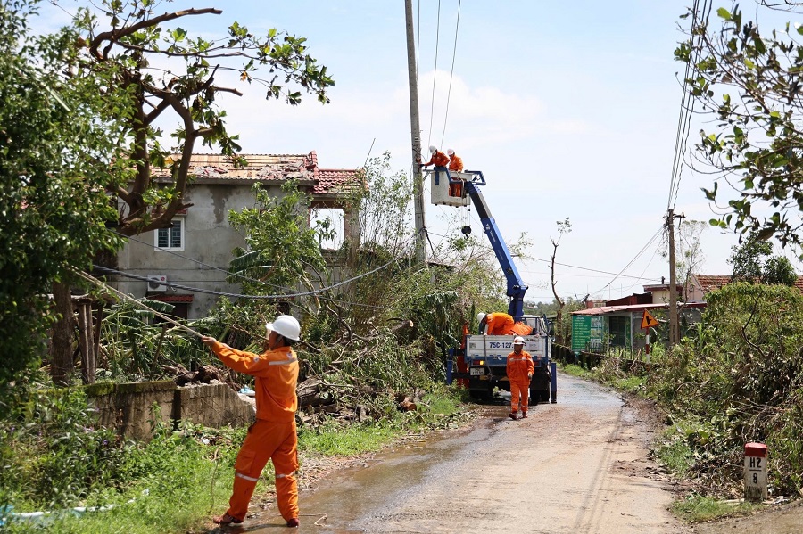 Khẩn trương khôi phục cấp điện tại các địa phương bị ảnh hưởng bởi bão số 10