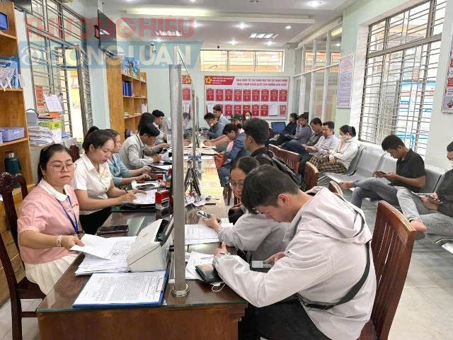 Ngoài những kết quả đạt được, việc vận hành bộ máy mới tại TP. Đà Nẵng vẫn còn một số bất cập như tình trạng thừa - thiếu cán bộ. Ảnh: Tại UBND phường Liên Chiểu.