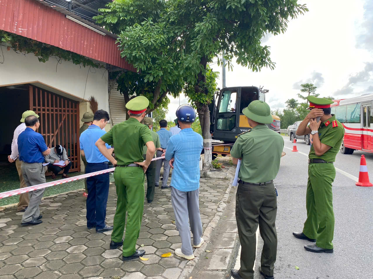 Phá dỡ công trình lấn chiếm hành lang bảo vệ đường cao tốc Hà Nội – Hải Phòng