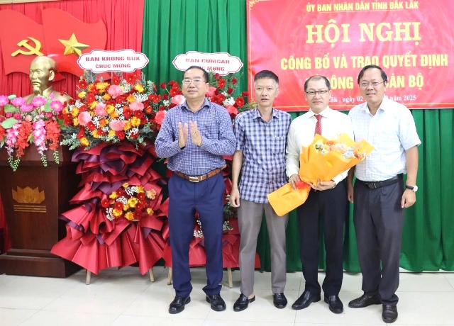 Ban giám đốc Ban A tặng hoa chúc mừng đồng chí Trần Tiến Đông.