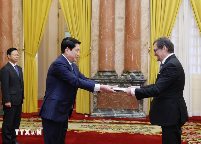 Chủ tịch nước Lương Cường tiếp nhận Quốc thư từ Đại sứ Cộng hòa Phần Lan tại Việt Nam Pekka Voutilainen. (Ảnh: Lâm Khánh/TTXVN)