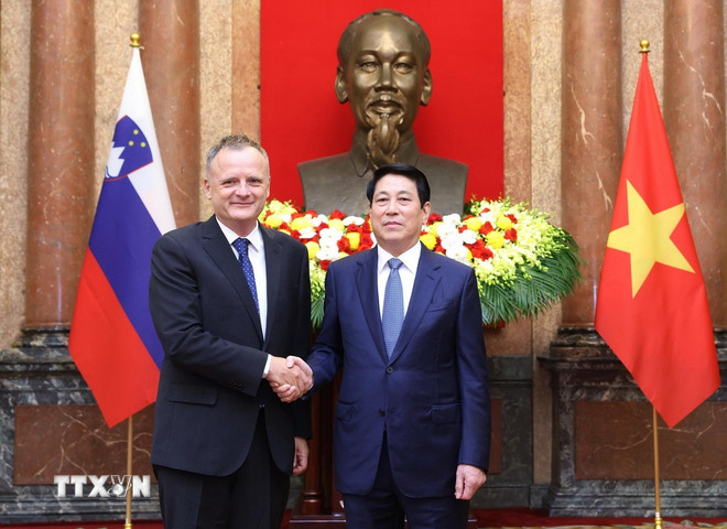 Chủ tịch nước Lương Cường tiếp Đại sứ Slovenia tại Việt Nam Bostjan Malovrh đến trình Quốc thư. (Ảnh: Lâm Khánh/TTXVN)