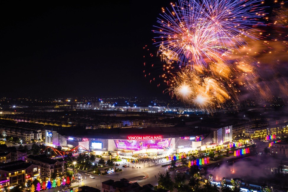 Pháo hoa rực rỡ mừng khai trương Vincom Mega Mall Ocean City.