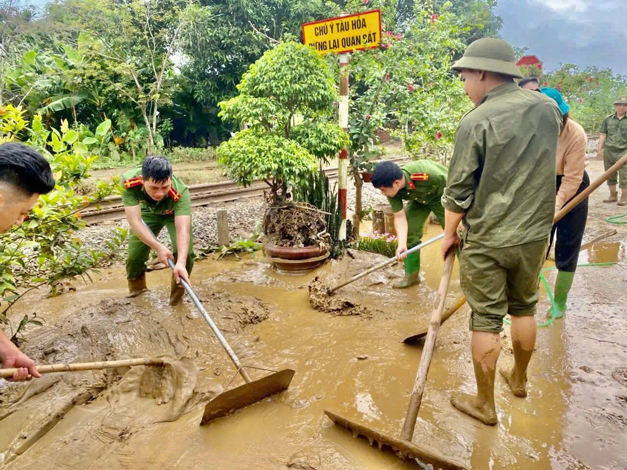 Lào Cai: Công an phường Văn Phú xung kích khắc phục hậu quả sau bão lũ