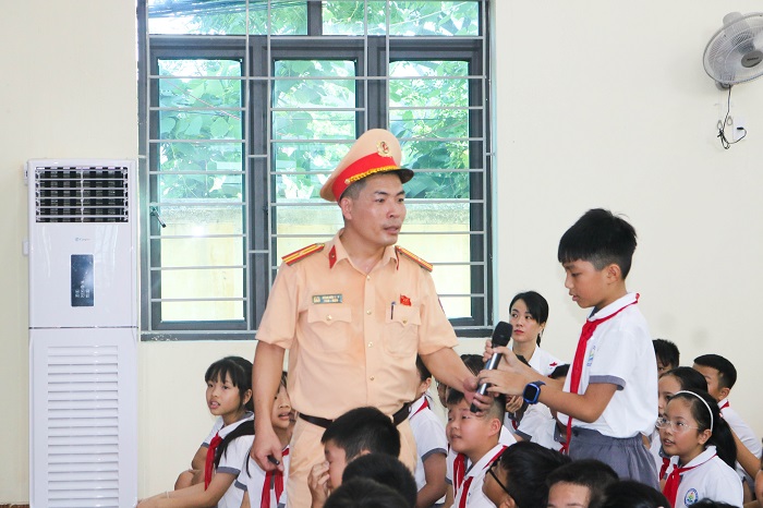 Các em học sinh sôi nổi, hào hứng trả lời câu hỏi về những quy tắc khi tham gia giao thông an toàn. Các em học sinh sôi nổi, hào hứng trả lời câu hỏi về những quy tắc khi tham gia giao thông an toàn.