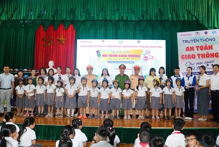 Tuyên truyền Luật Trật tự an toàn giao thông đường bộ tại Trường Tiểu học thị trấn An Lão