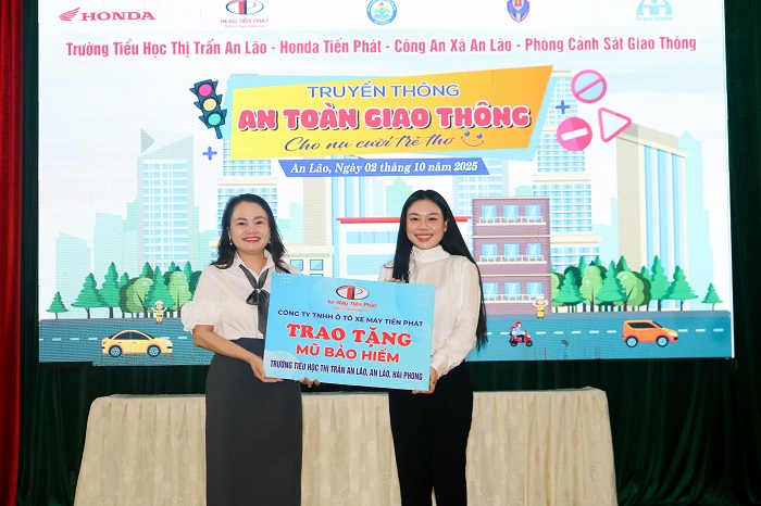 Đại diện Công ty TNHH ô tô, xe máy Tiến Phát trao tặng mũ bảo hiểm cho nhà trường. Đại diện Công ty TNHH ô tô, xe máy Tiến Phát trao tặng mũ bảo hiểm cho nhà trường.