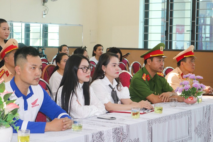 Các đại biểu dự buổi tuyên truyền. Các đại biểu dự buổi tuyên truyền.