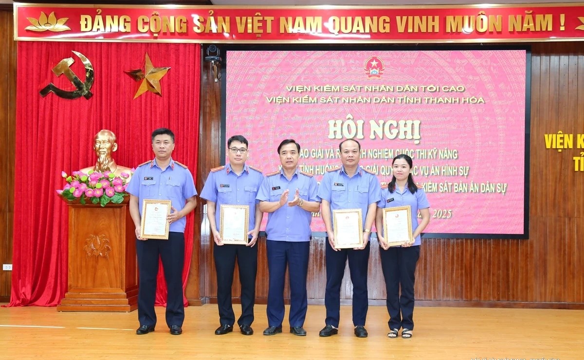 Trao giải cho các thí sinh