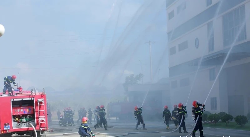 Lực lượng Cảnh sát PCCC thực hiện diễn tập chữa cháy.