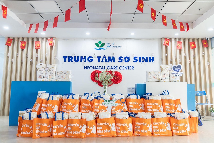 Các phần quà được gói cẩn thận trước khi trao tận tay các phụ huynh