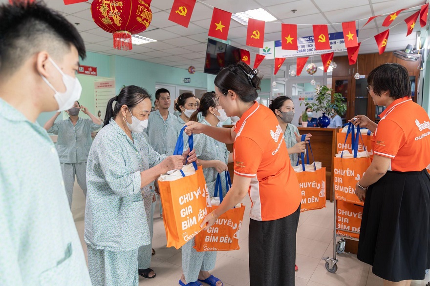 Đại diện Green Stars trao quà đến các phụ huynh tại bệnh viện