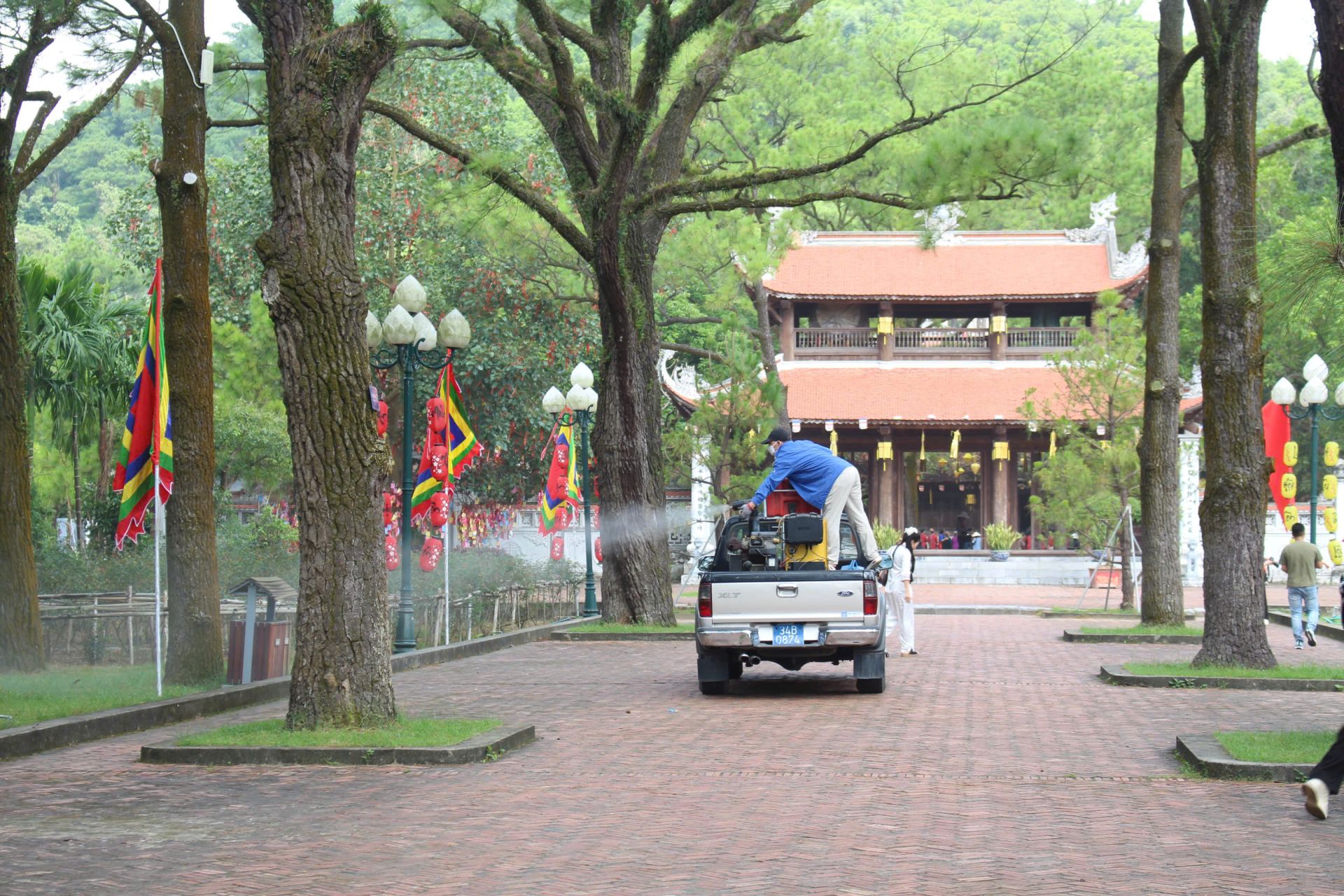 Cán bộ Trung tâm Kiểm soát bệnh tật TP Hải Phòng sử dụng máy phun công suất lớn để phun khử khuẩn tại chùa Côn Sơn.