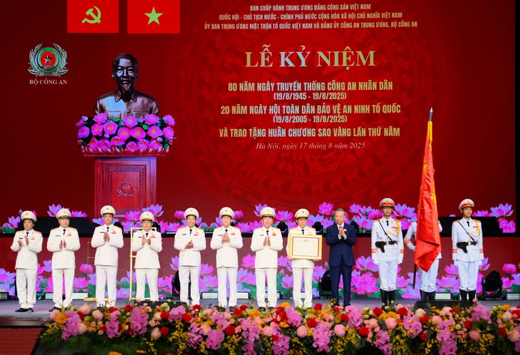 Tổng Bí thư Tô Lâm gắn Huân chương Sao vàng lên cờ truyền thống của lực lượng Công an nhân dân và trao huân chương, bằng khen tặng các lãnh đạo Bộ Công an - Ảnh: Bộ Công an