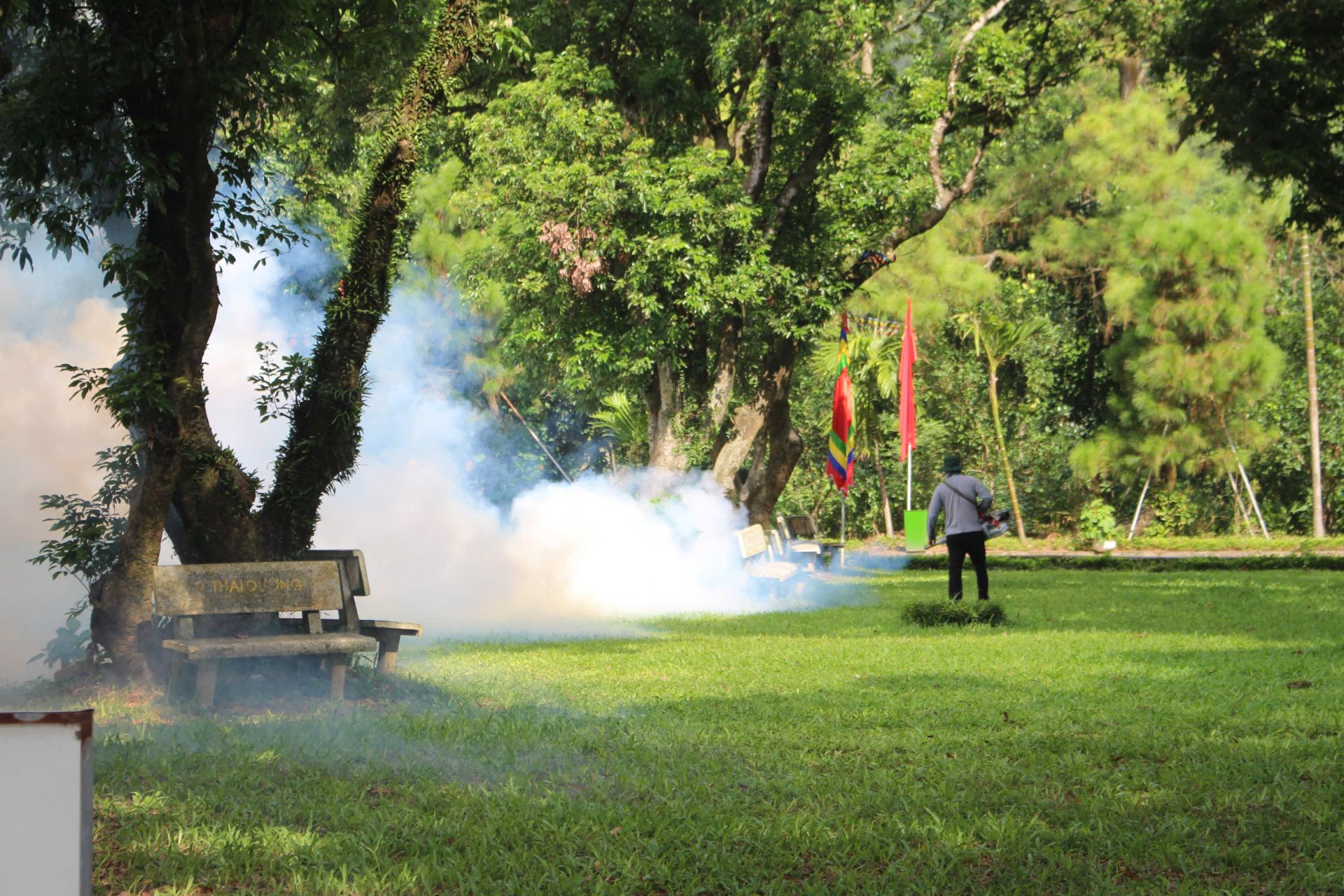 Phun thuốc diệt muỗi, bọ gạy phòng chống dịch bệnh.