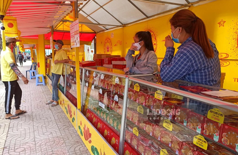 Thị trường bánh trung thu Hà Nội ảm đạm: Hàng loạt quầy phải đại hạ giá, sức mua giảm 35%