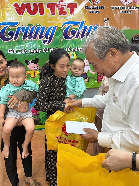 &Ocirc;ng Nguyễn Tấn Hiều (b&igrave;a phải) trao qu&agrave; Trung thu cho c&aacute;c bệnh nhi. Ảnh: Văn K&yacute;.