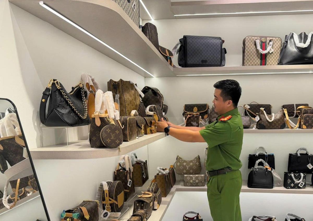 Phát hiện hơn 1.000 sản phẩm thời trang, nghi vi phạm về nguồn gốc xuất xứ