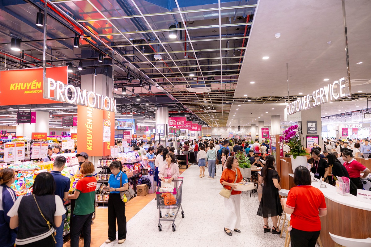 Đại siêu thị AEON ngay trong trung tâm thương mại.