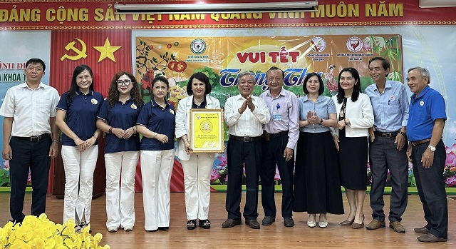 B&agrave; Đồng Thị &Aacute;nh (thứ 5 từ tr&aacute;i qua) nhận Bằng tri &acirc;n &ldquo;Tấm L&ograve;ng V&agrave;ng&rdquo; từ &ocirc;ng Nguyễn Tấn Hiểu. Ảnh: V-K&yacute;