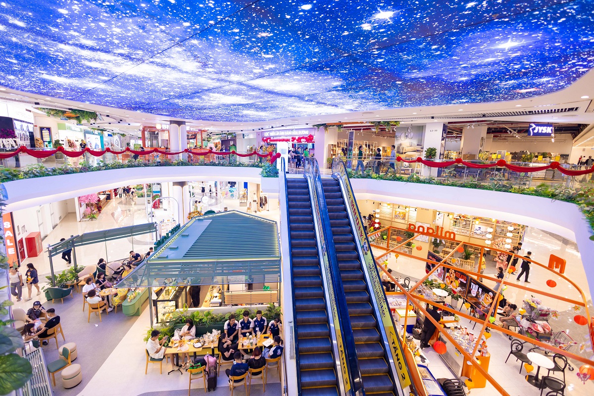 Không gian rực rỡ bên trong TTTM Vincom Mega Mall Ocean City