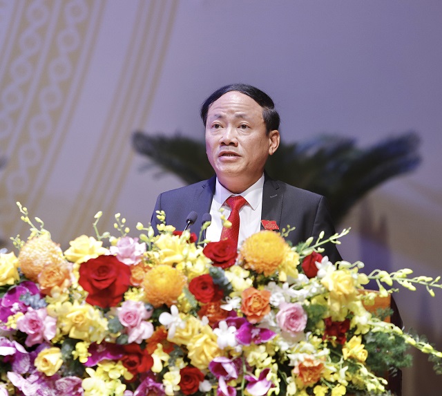 Ông Phạm Anh Tuấn trình bày Báo cáo tóm tắt Báo cáo chính trị của BCH Đảng bộ tỉnh nhiệm kỳ 2020 – 2025. Ảnh: BTC