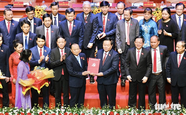 - Ủy viên Bộ Chính trị, Trưởng Ban Tuyên giáo và Dân vận Trung ương Nguyễn Trọng Nghĩa (thứ 4, bên phải sang) trao quyết định và tặng hoa chúc mừng tân Bí thư Tỉnh ủy Gia Lai Thái Đại Ngọc. Ảnh: BTC - Ủy viên Bộ Chính trị, Trưởng Ban Tuyên giáo và Dân vận Trung ương Nguyễn Trọng Nghĩa (thứ 4, bên phải sang) trao quyết định và tặng hoa chúc mừng tân Bí thư Tỉnh ủy Gia Lai Thái Đại Ngọc. Ảnh: BTC