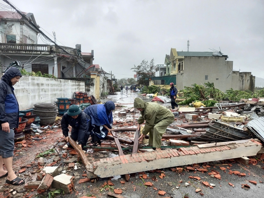 Bão Bualoi khiến nhiều ngôi nhà bị đổ xập