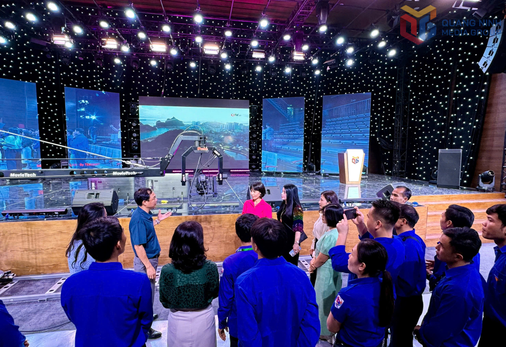 Đoàn nghiên cứu thực tế Khoa Chính trị học (Học viện Báo chí và Tuyên truyền) tham quan trụ sở Cơ quan Báo và Phát thanh, Truyền hình Quảng Ninh.