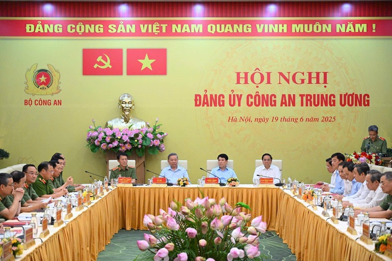 Ngày 19/6, tại Hà Nội, Đảng ủy Công an Trung ương tổ chức Hội nghị Đảng ủy Công an Trung ương nhằm đánh giá kết quả công tác 6 tháng đầu năm 2025; đề ra phương hướng trọng tâm 6 tháng cuối năm 2025 và cho ý kiến vào các nội dung theo thẩm quyền