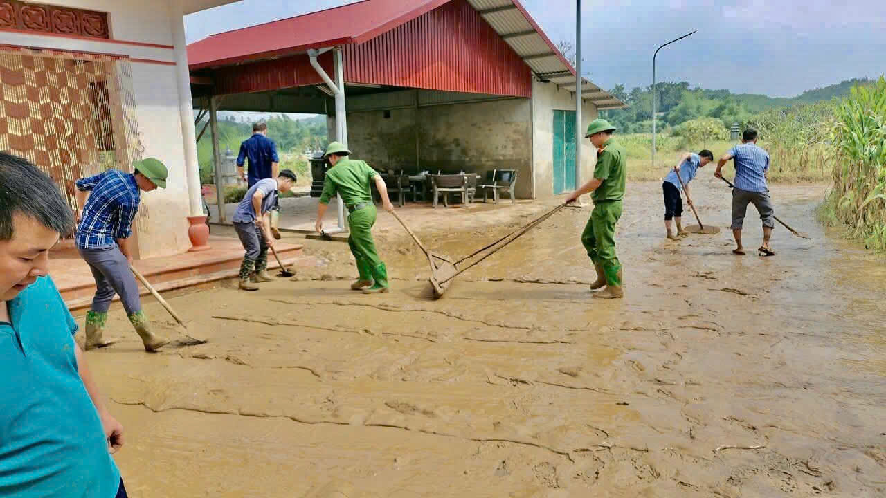 Công an phường cùng người dân dọn dẹp Công an phường cùng người dân dọn dẹp