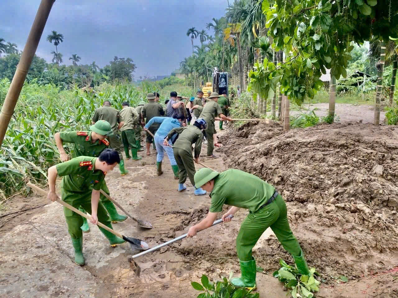Cán bộ,chiến sĩ Công an phường Văn Phú tham gia dọn bùn đất sau bão số 10 Cán bộ,chiến sĩ Công an phường Văn Phú tham gia dọn bùn đất sau bão số 10