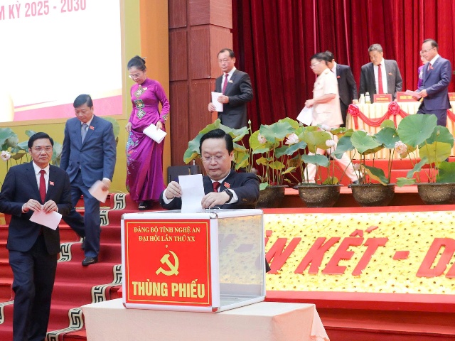 Các đại biểu bầu đại biểu dự khuyết dự Đại hội lần thứ XIV của Đảng.