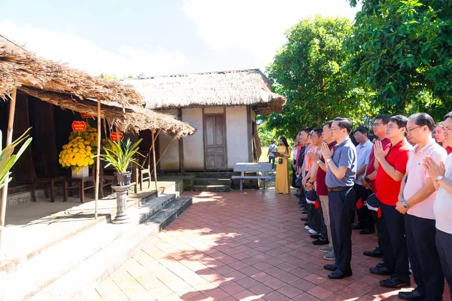 Đoàn đại biểu Tập đoàn Hóa chất Việt Nam dâng hương tại Nhà lưu niệm Đại tướng Võ Nguyên Giáp và Tượng đài Mẹ Suốt