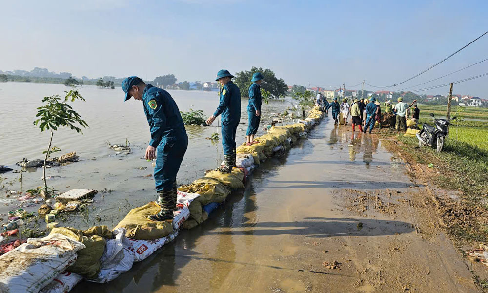 Bắc Ninh: Huy động lực lượng đắp đê bối, ngăn nguy cơ ngập úng diện rộng