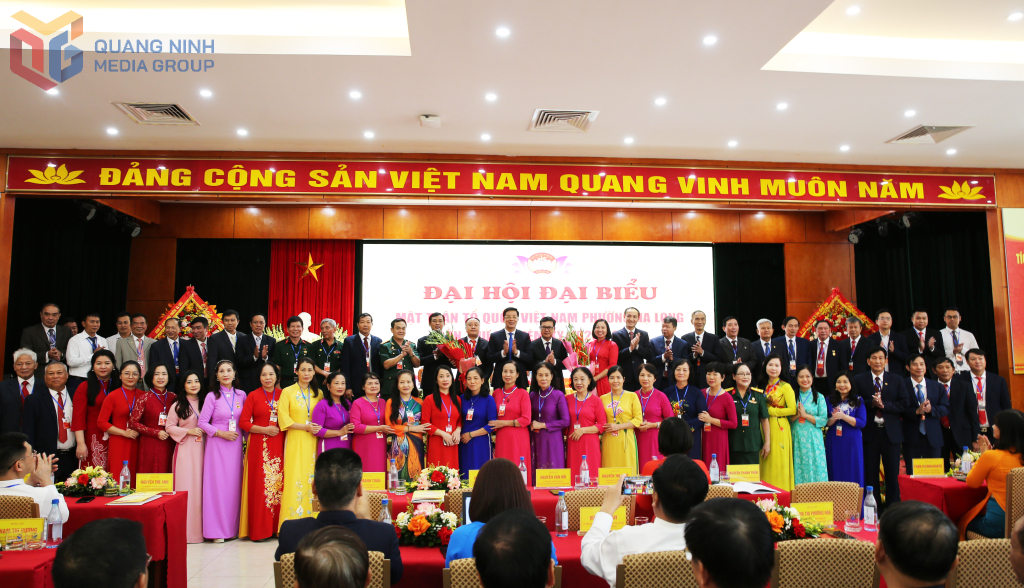 Lãnh đạo Ủy ban MTTQ tỉnh chúc mừng Ủy ban MTTQ phường Hạ Long nhiệm kỳ 2025-2030.