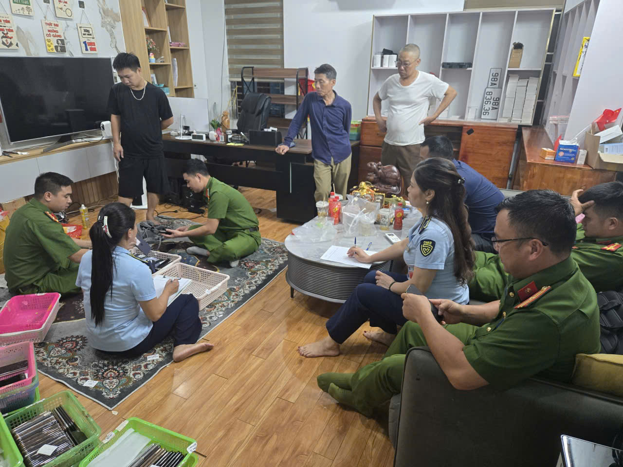 Lực lượng chức năng tỉnh Bắc Ninh kiểm tra, phát hiện số lượng lớn điện thoại iPhone các loại nhập lậu Lực lượng chức năng tỉnh Bắc Ninh kiểm tra, phát hiện số lượng lớn điện thoại iPhone các loại nhập lậu