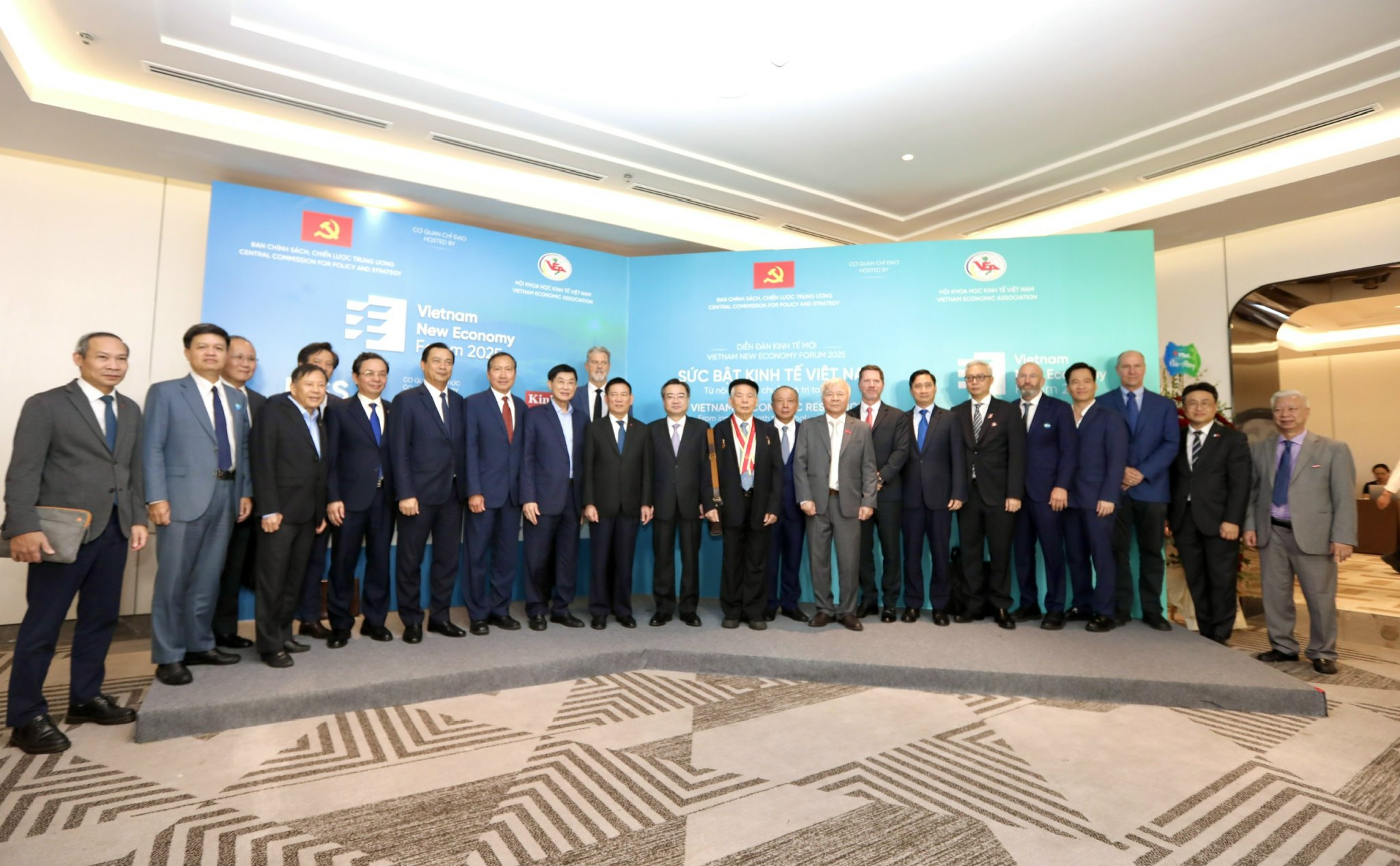 Các đại bi&ecirc;̉u cùng Ban t&ocirc;̉ chức chụp ảnh lưu niệm tại Di&ecirc;̃n đàn VNEF 2025.