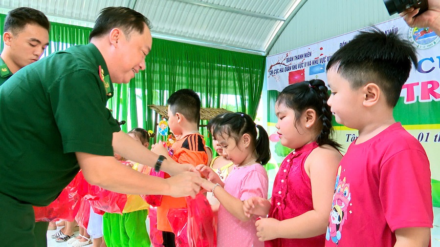 Đồn Biên phòng Cửa khẩu Quốc tế Bình Hiệp tổ chức chương trình “Biên cương - Đêm hội trăng rằm”