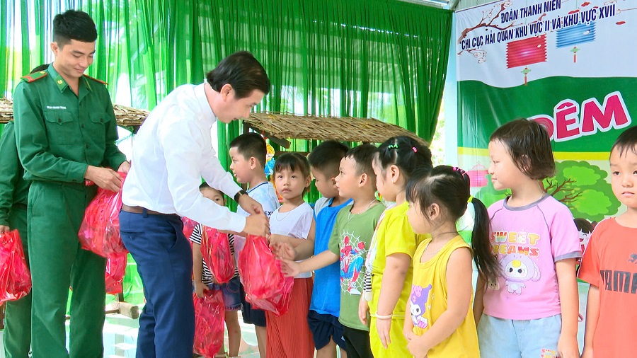 Phó chủ tịch UBND xã Bình Hiệp Lê Hoàn Thiện tặng quà cho các em học sinh có hoàn cảnh khó khăn trường mẫu giáo Hoà Bình