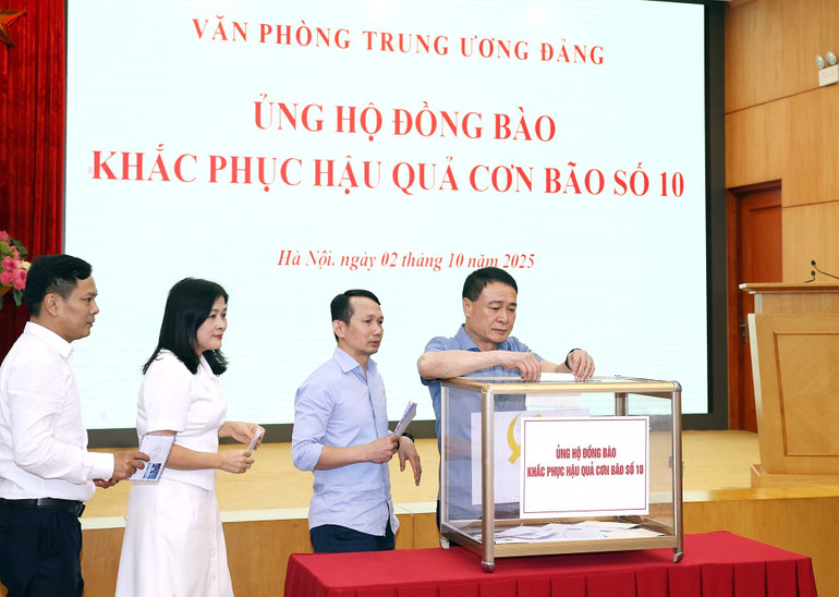 Cán bộ, nhân viên Văn phòng Trung ương Đảng ủng hộ đồng bào khắc phục hậu quả cơn bão số 10. (Ảnh: TTXVN)