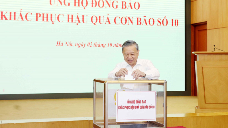 Tổng Bí thư Tô Lâm ủng hộ đồng bào khắc phục hậu quả cơn bão số 10. (Ảnh: TTXVN)