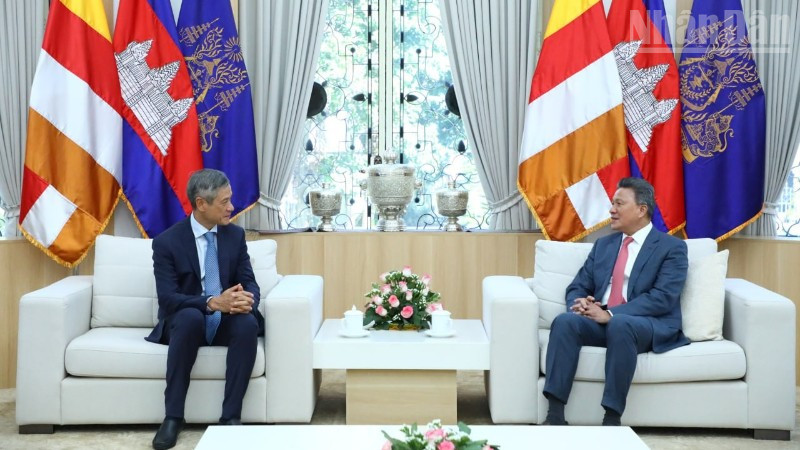 Đại sứ Việt Nam tại Campuchia Nguyễn Minh Vũ (trái) làm việc với Phó Thủ tướng Campuchia Sun Chanthol. Đại sứ Việt Nam tại Campuchia Nguyễn Minh Vũ (trái) làm việc với Phó Thủ tướng Campuchia Sun Chanthol.