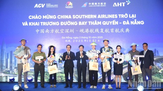 Những hành khách đầu tiên trên chuyến bay từ Thâm Quyến đến Đà Nẵng được chào đón,