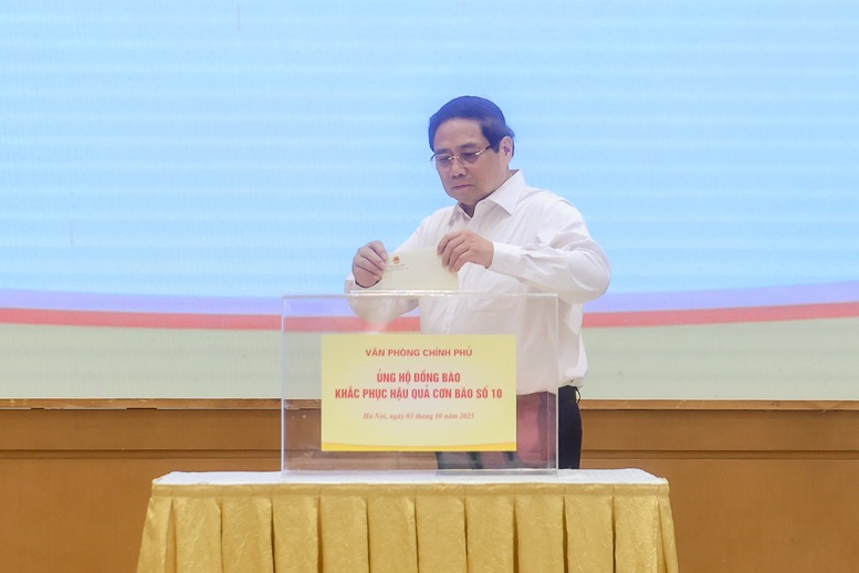 Thủ tướng Phạm Minh Chính tham gia quyên góp, ủng hộ đồng bào bị thiệt hại do cơn bão số 10 gây ra - Ảnh: VGP/Nhật Bắc