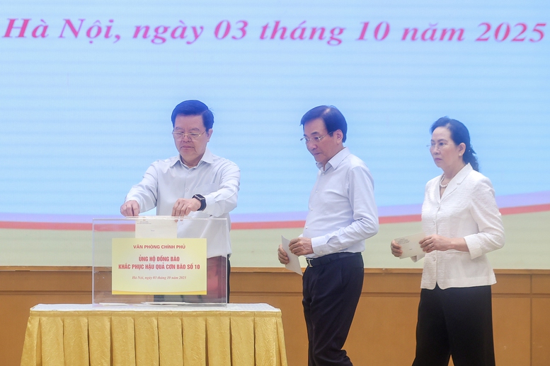 Phó Thủ tướng Mai Văn Chính, Bộ trưởng, Chủ nhiệm VPCP Trần Văn Sơn, Phó Bí thư Đảng ủy Chính phủ Lê Thị Thủy tham gia quyên góp, ủng hộ đồng bào bị thiệt hại do cơn bão số 10 gây ra - Ảnh: VGP/Nhật Bắc