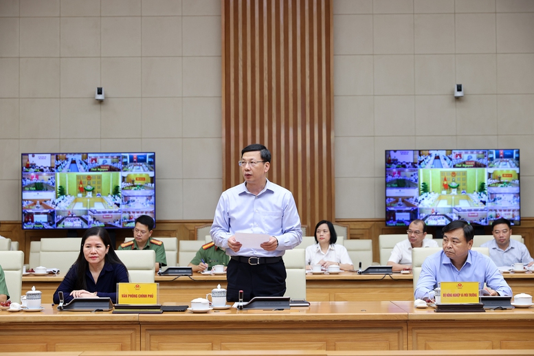 Phó Chủ nhiệm Văn phòng Chính phủ Phạm Mạnh Cường báo cáo tại cuộc họp