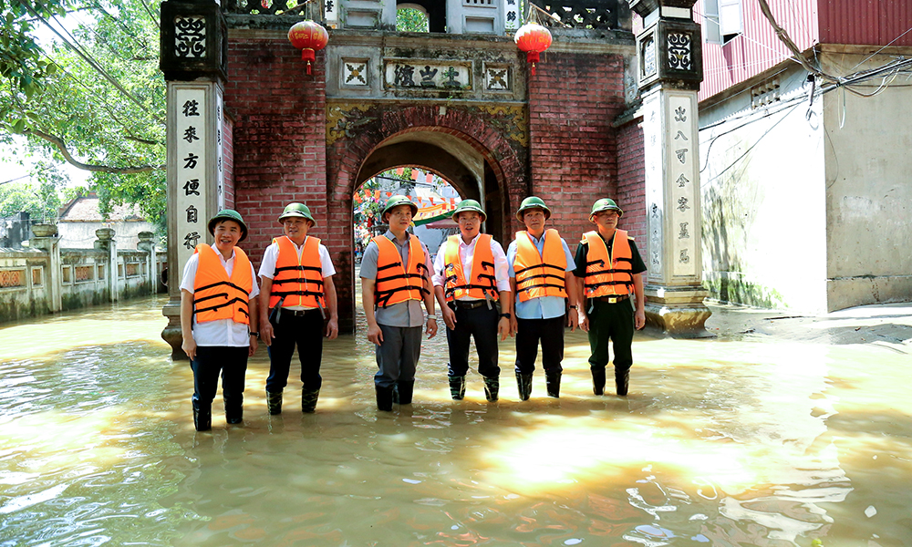 Chủ tịch UBND tỉnh Vương Quốc Tuấn cùng các đồng chí lãnh đạo tỉnh kiểm tra tình hình lũ lụt tại phường Vân Hà. Chủ tịch UBND tỉnh Vương Quốc Tuấn cùng các đồng chí lãnh đạo tỉnh kiểm tra tình hình lũ lụt tại phường Vân Hà.