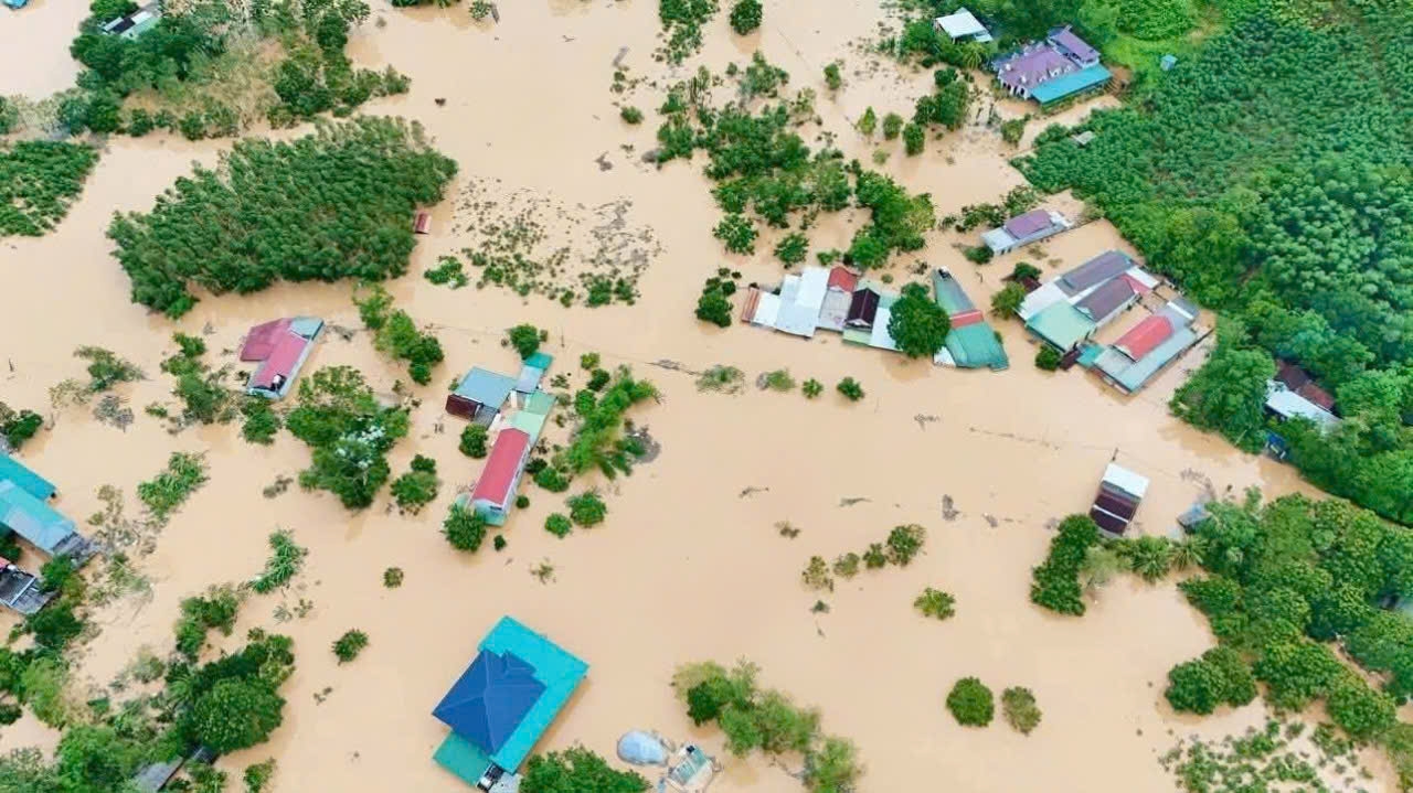 Nhiều nhà dân ở Nghệ An bị ngập nặng sau bão số 10. (Ảnh: chinhphu.vn) Nhiều nhà dân ở Nghệ An bị ngập nặng sau bão số 10. (Ảnh: chinhphu.vn)