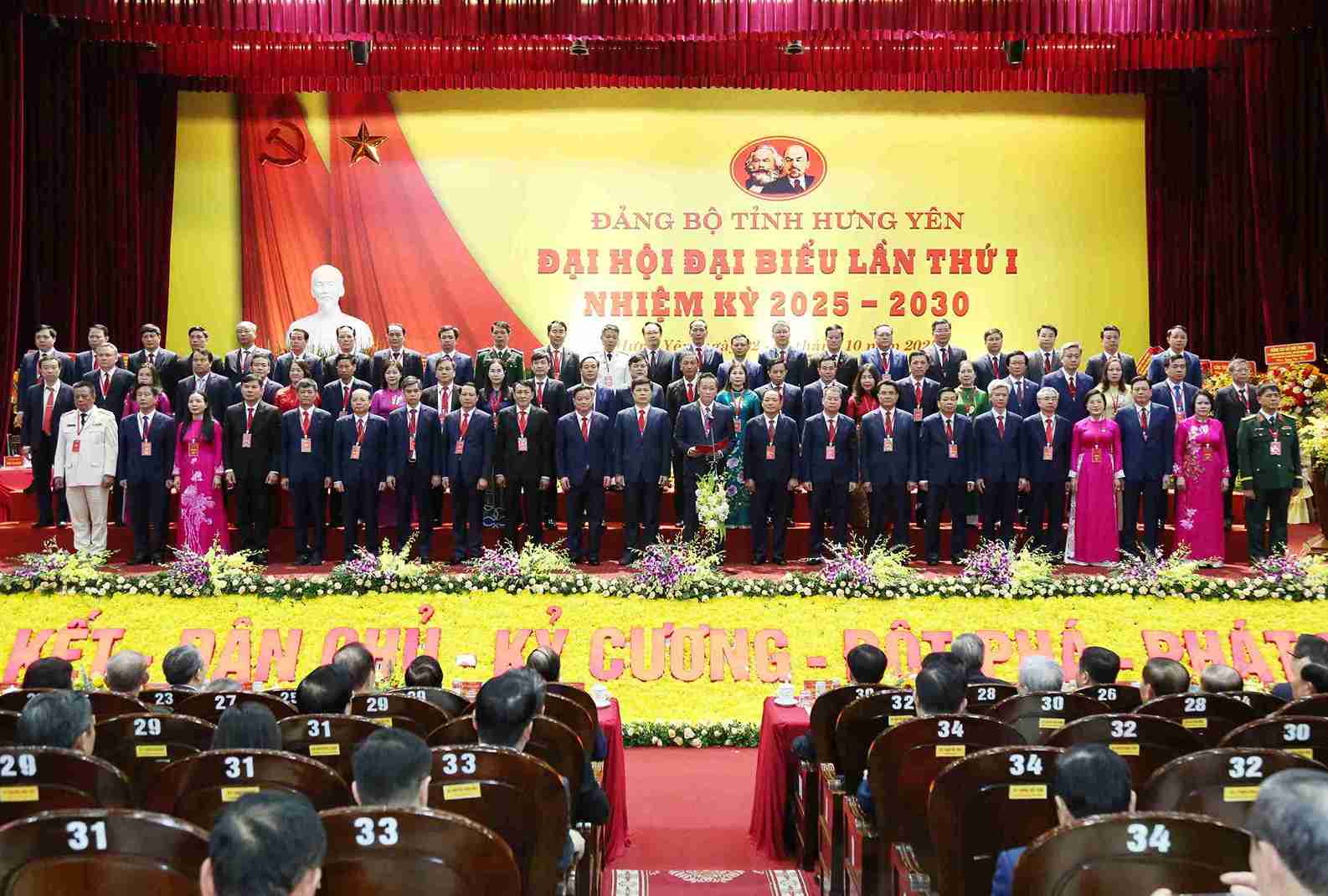 Ban Chấp h&agrave;nh Đảng bộ tỉnh Hưng Y&ecirc;n nhiệm kỳ 2025 - 2030 ra mắt tại Đại hội lần thứ I. Ảnh: Trung t&acirc;m b&aacute;o ch&iacute; đại hội